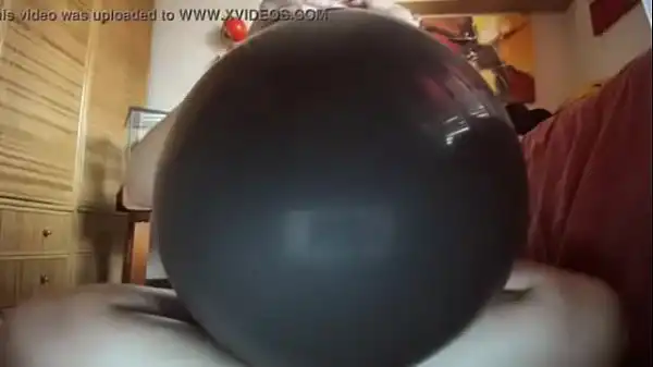 Um enorme balão preto será usado como se fosse um grande galo duro!