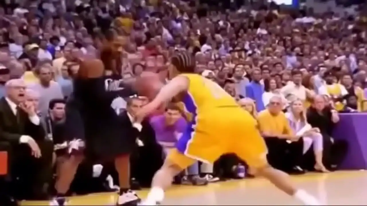 Allen Iverson esfregando o pau na cara do tyronn lue