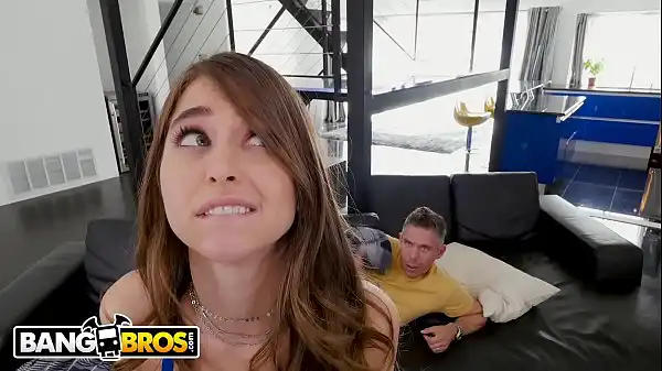 BANGBROS - Riley Reid entra sorrateiramente em sua casa e Mick Blue a pega