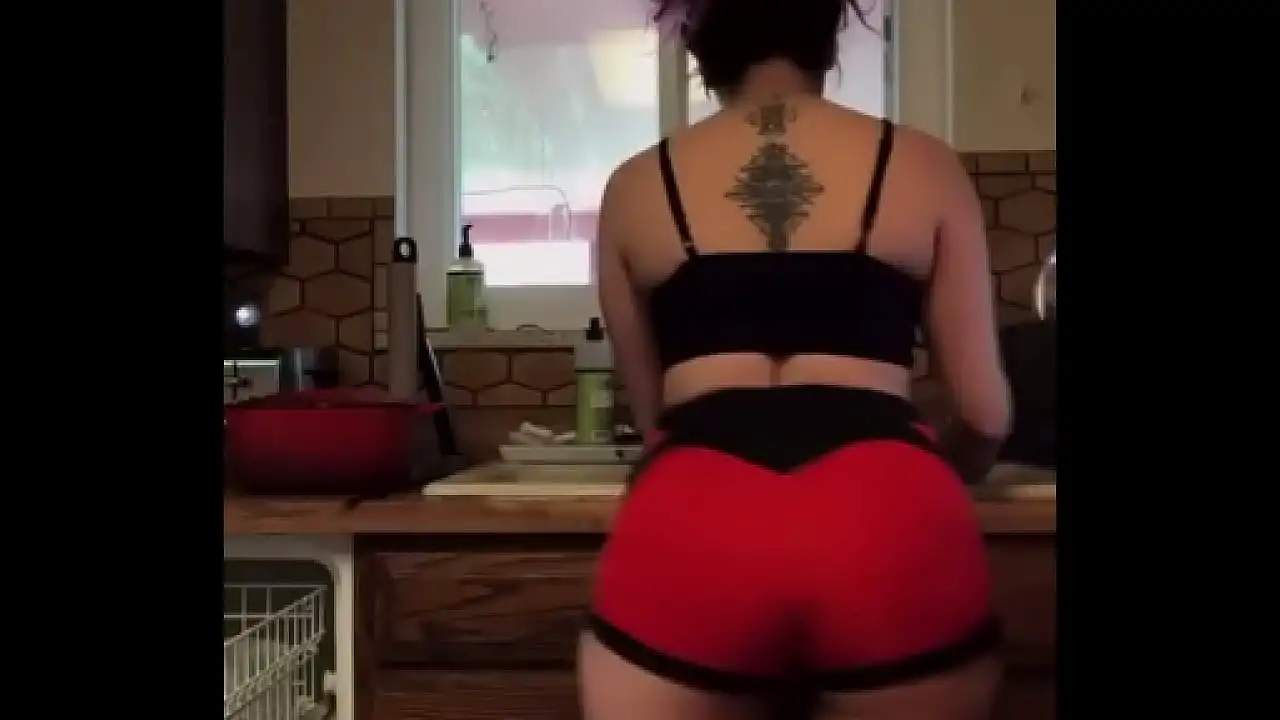 BIGO puta viva PAWG gosta de sacudir a bunda na cozinha