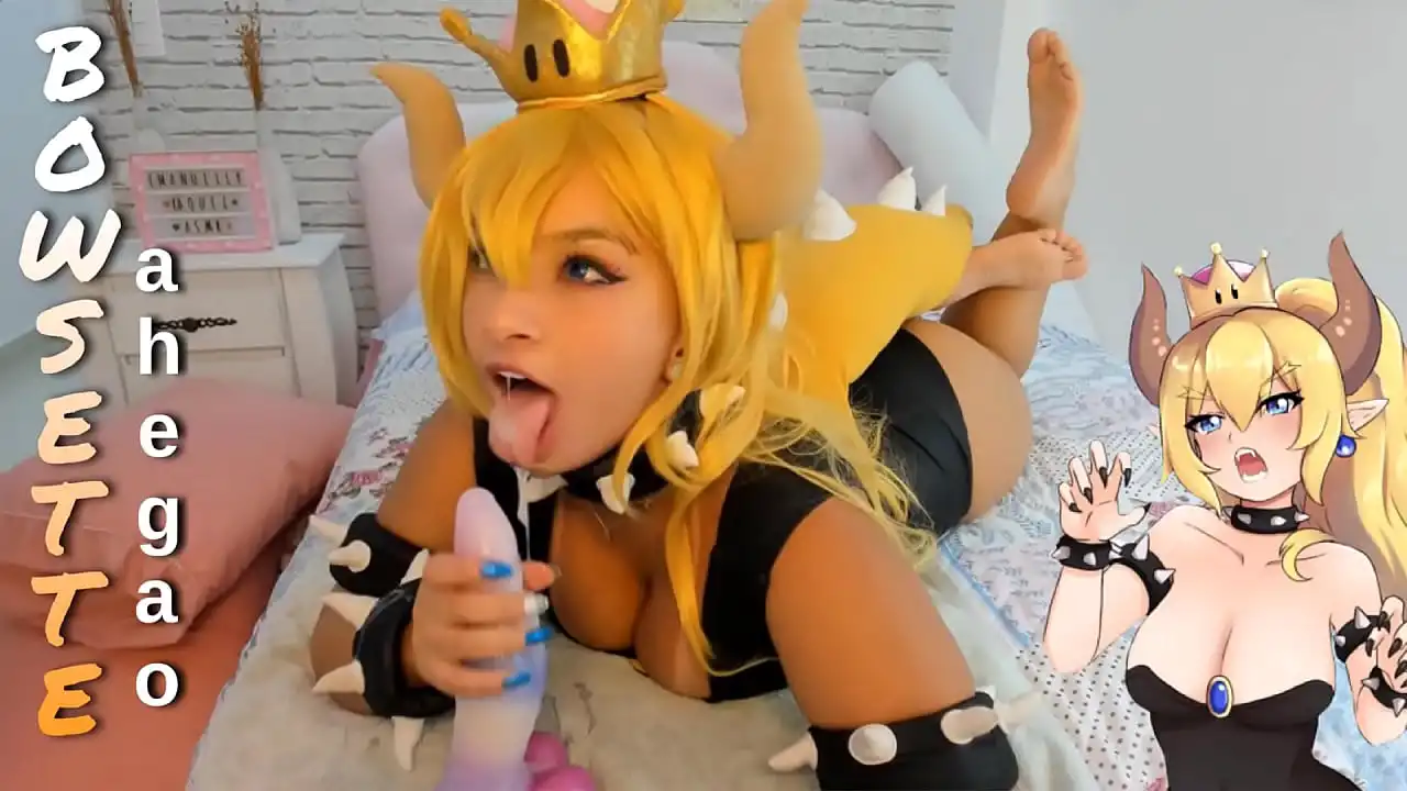 Cosplay de Bowsette de Mario Bros brincando muito com a máquina de sexo