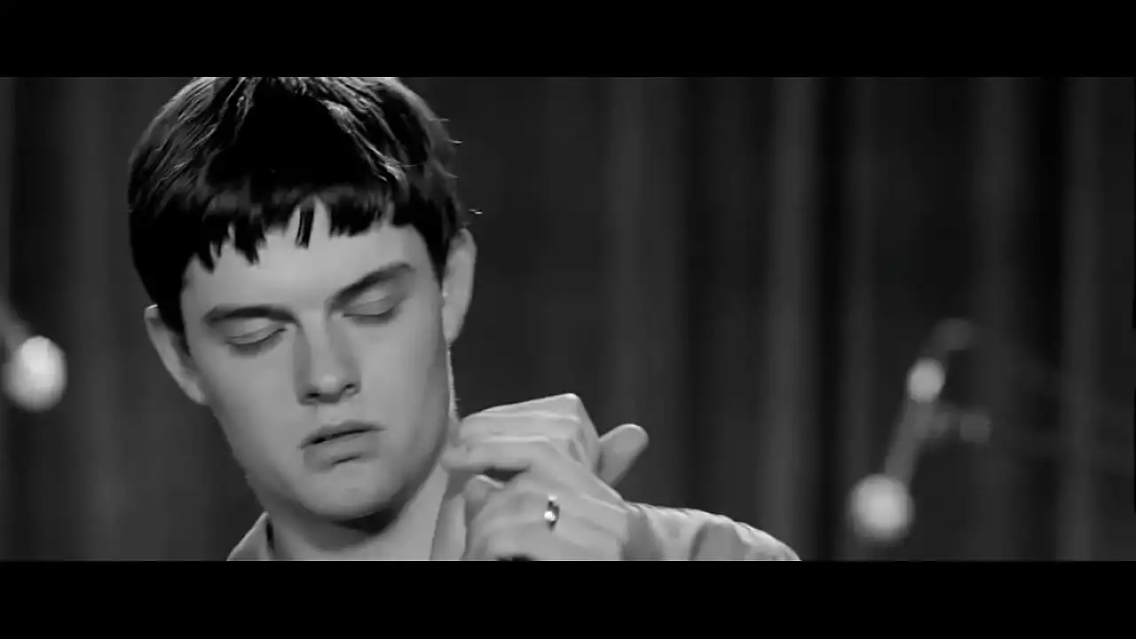 Capa do Joy Division com Sam Riley no controle