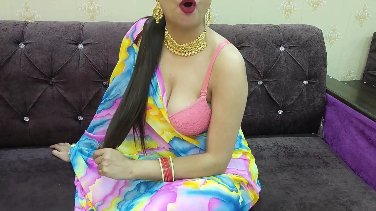 Desi Indian Saara bhabhi deu a primeira experiência ao cunhado abrindo a boca e inserindo a bunda em um labirinto puro