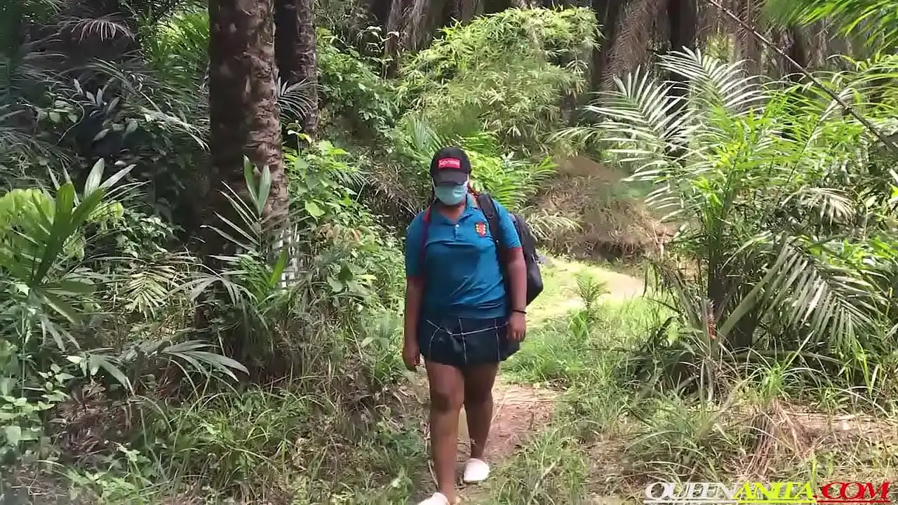 Garota universitária perdeu o caminho para a floresta e foi fodida por dois homens de bicicleta e ela deu a eles todos os estilos