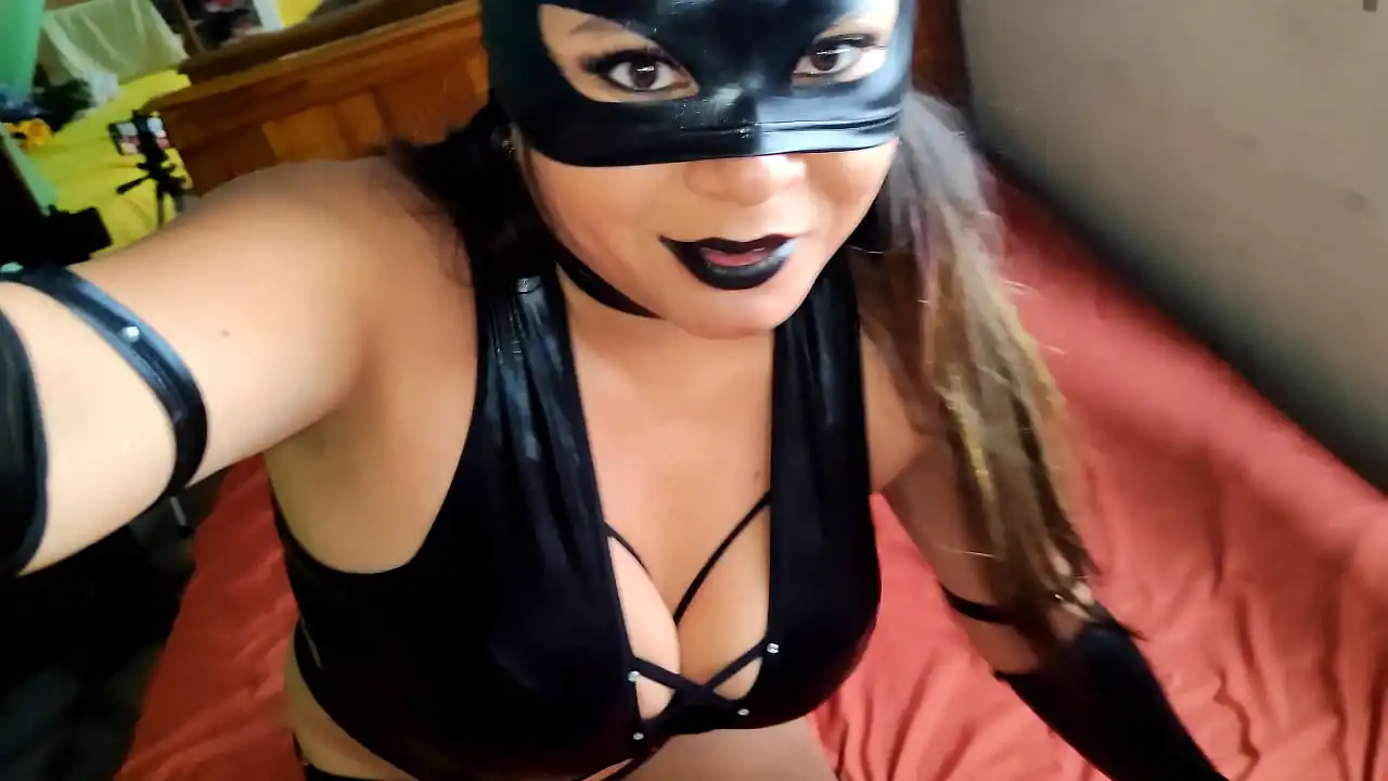 ENTEADA SUJA EXPERIMENTANDO LINGERIE GÓTICA!! MODELO SEXY NA CAMA E EXECUTO MOVIMENTOS SEXUAIS, MINHAS NÁDEGAS TE CONVIDAM A FAZER SEXO INTENSO, E MEUS LINDOS OLHOS SEDURAM COMO UMA MULHER GOSTOSA QUE SÓ PENSA EM SER FODIDA COMO UMA VAGABUNDA