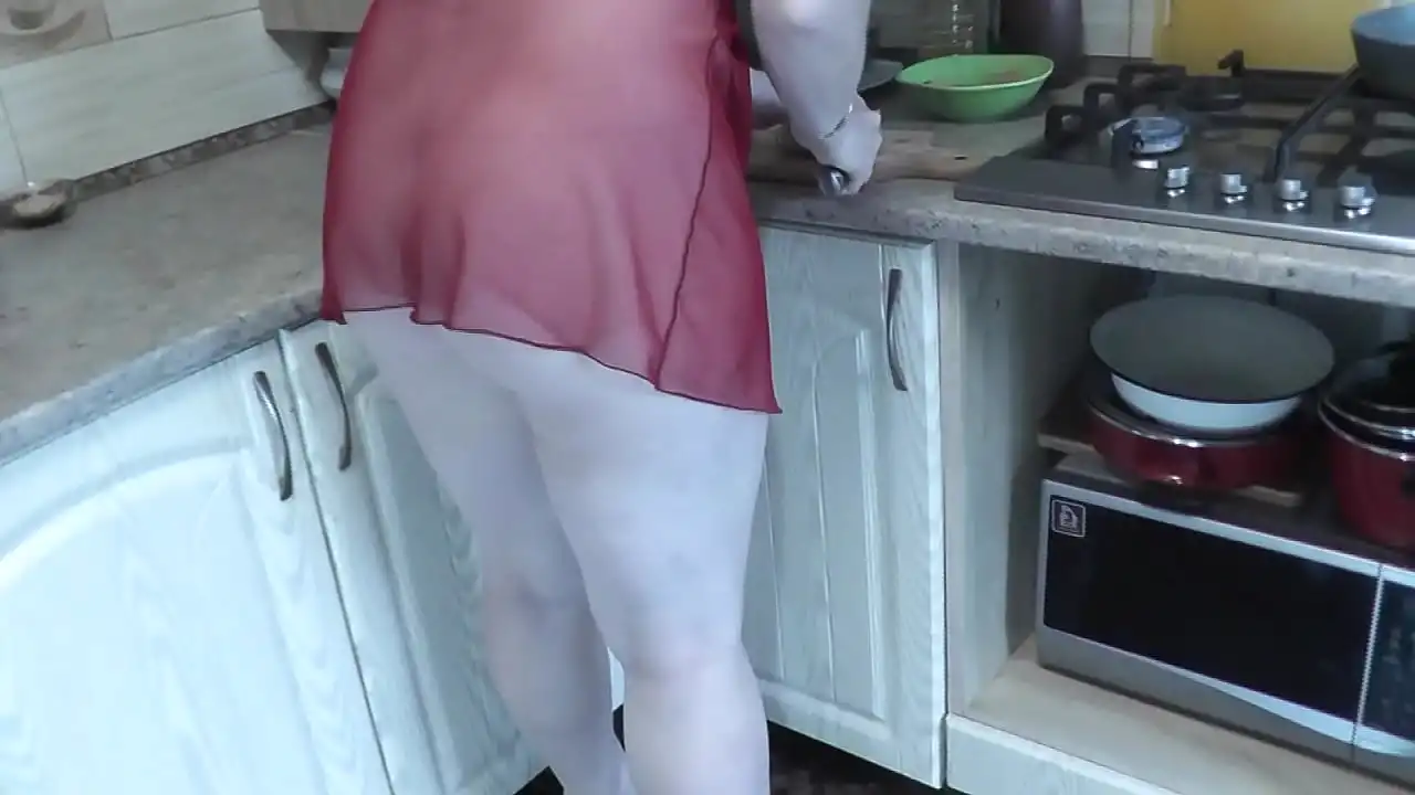 MILF Frina continua cozinhando nua. O cardápio de hoje é frango. Sexy mamãe Milf na cozinha sem calcinha em lingerie transparente. Peitos naturais Buceta bunda linda