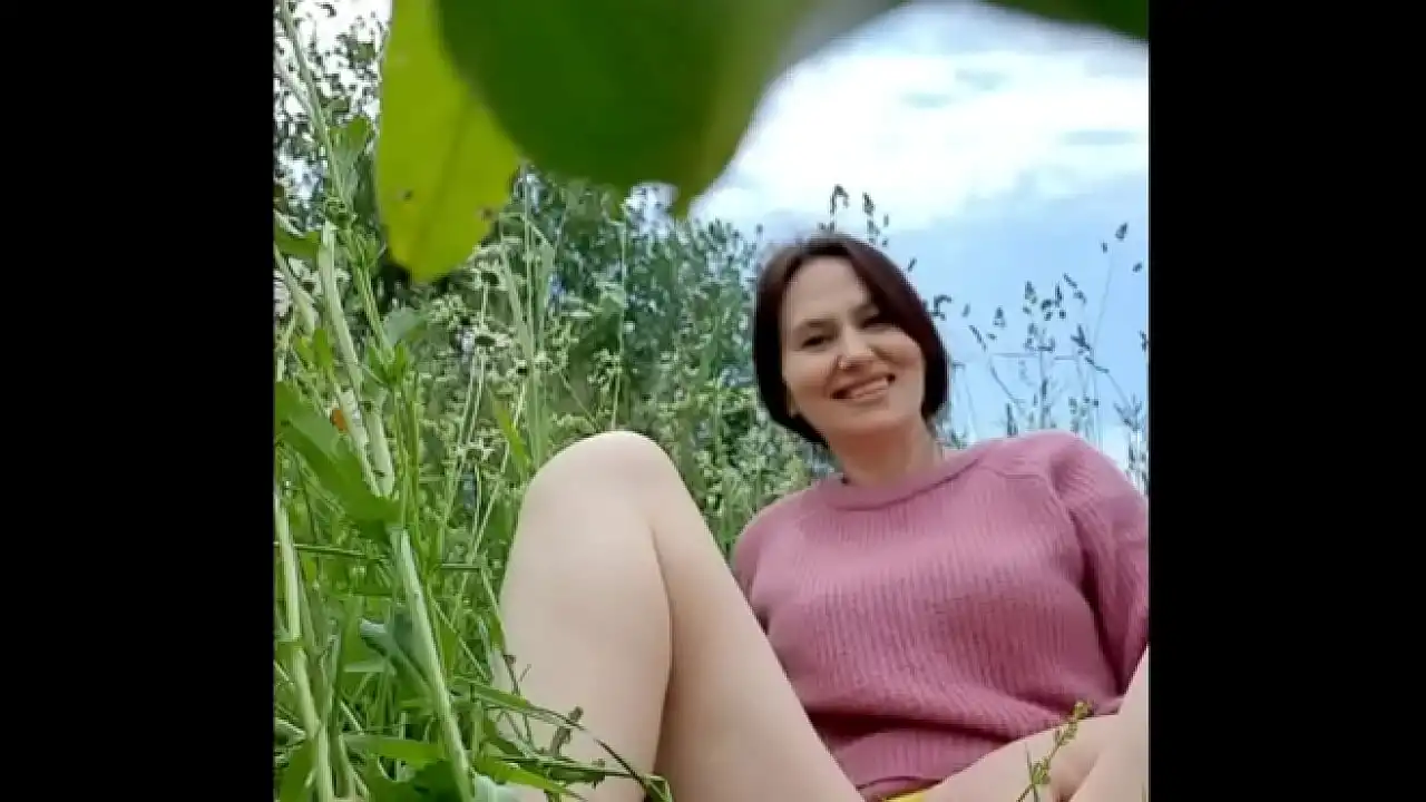 MILF nua e excitada em um campo de camomila se masturba, mija e afasta uma vespa / Angela-MILF