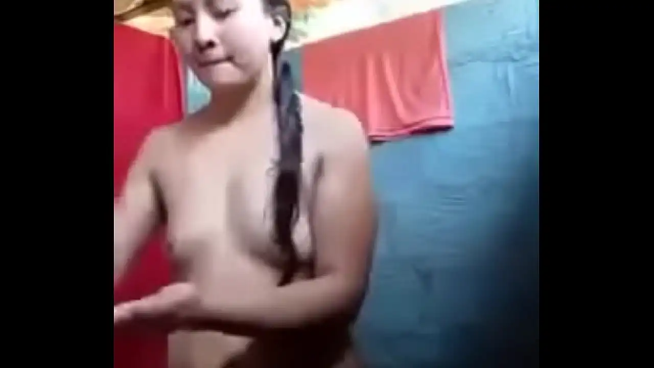 menina nepalesa tomando banho