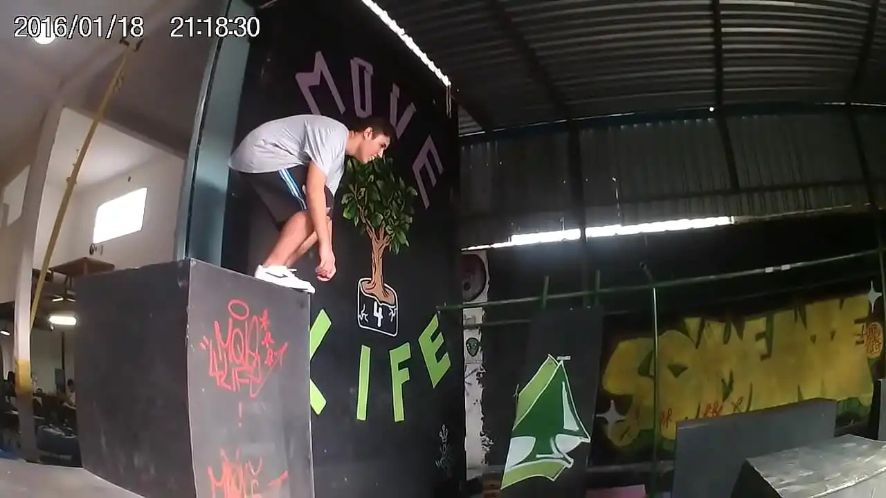 Novinho delícia fazendo parkour8089