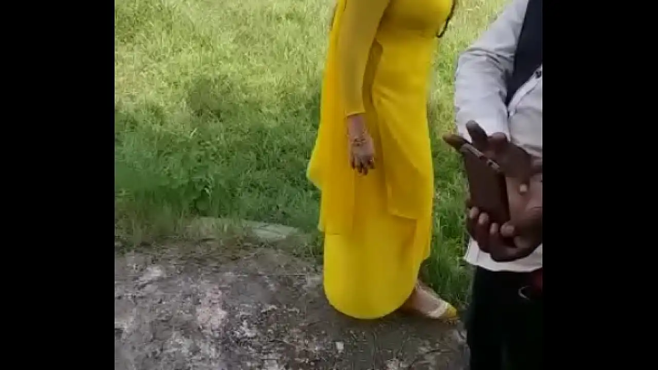 Paki Milf A atriz Sana Khan balançando os seios grandes gravando o filme Wakhra badmash