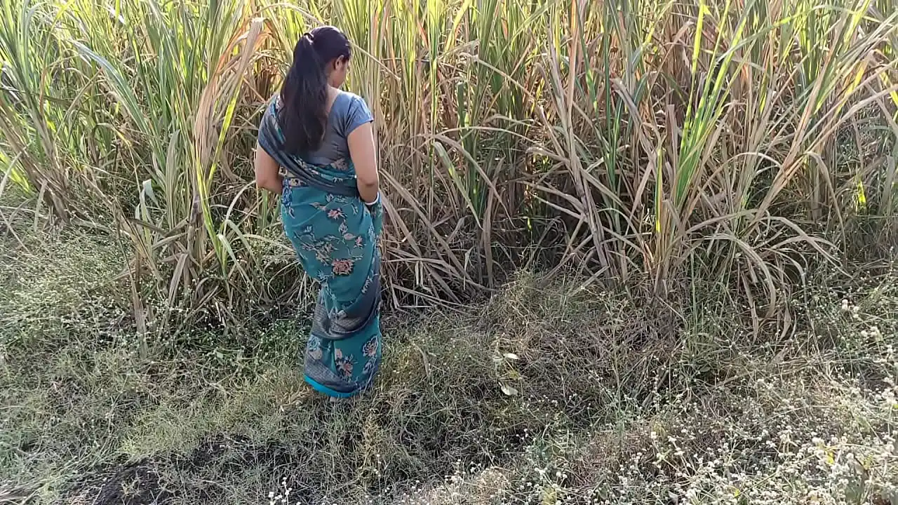 Quando Komal estava urinando no campo de pessoas desconhecidas, ele a trouxe para dentro de casa e a fodeu.