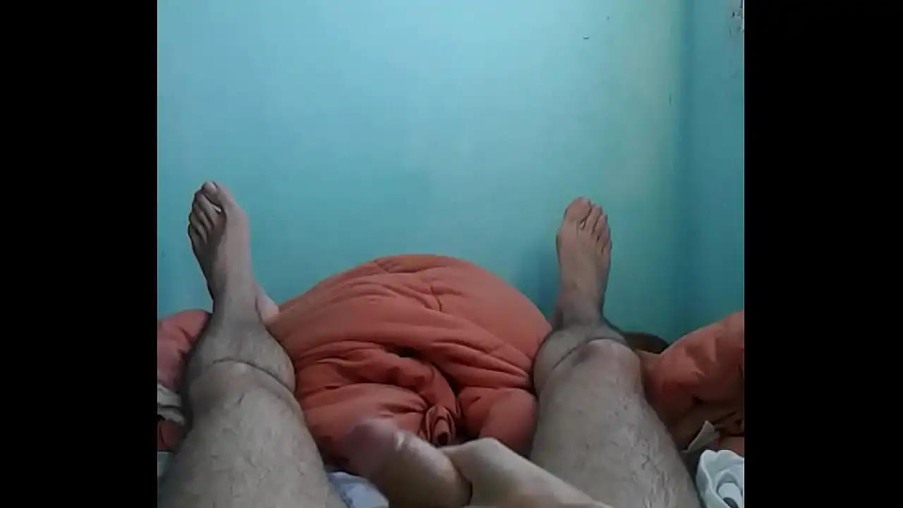 Se masturbando na cama