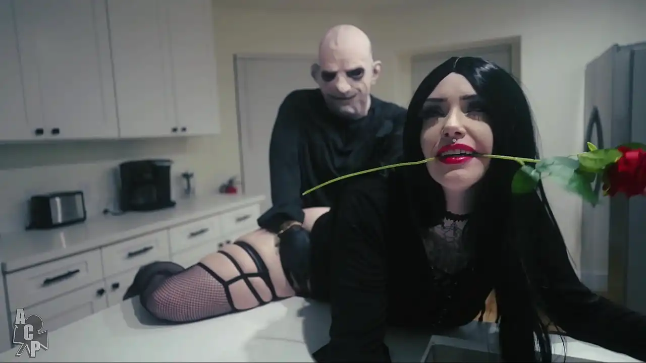 Sextape da Família Addams estrelando Rachel Luxe como Morticia Addams e Gibby, o Palhaço, como Tio Fester