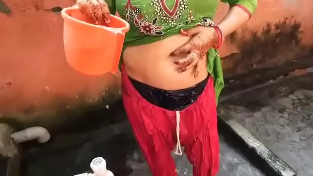 Vila Desi milf nangi aurat tomando banho ao ar livre