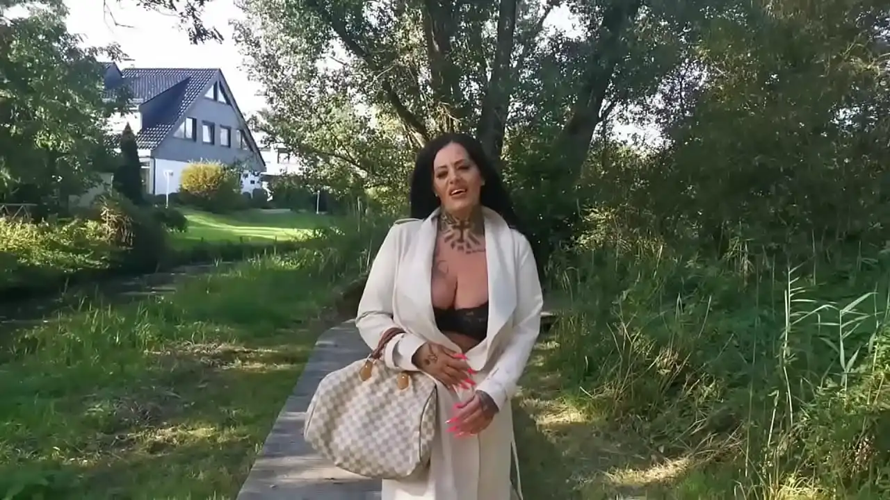 Assista a gordinha alemã Ashley Cum Star abrindo caminho entre uma horda de homens