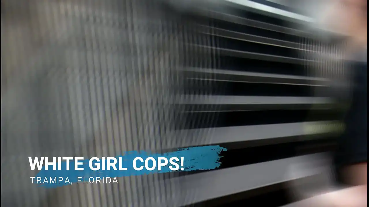 White Girl Cops (Temporada 1 Episódio 4) "ePimp" Policiais loiras racistas e brancas vão disfarçados em Trampa, Flórida, como acompanhantes falsos para prender cafetão negro e exigir foda inte